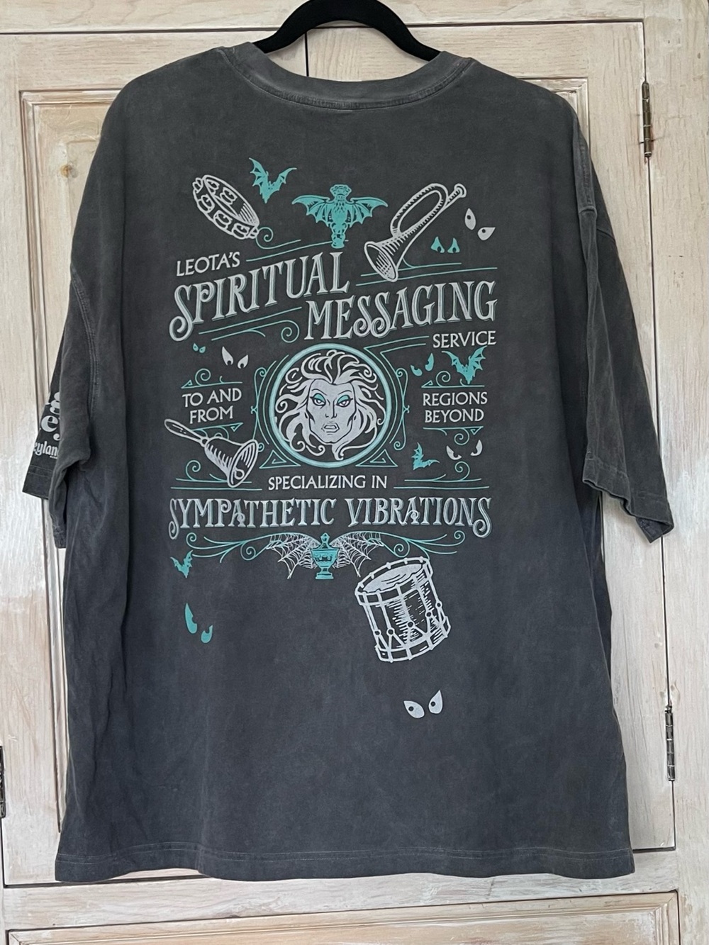 Disney Haunted Mansion Magic Key Exclusive Madame Leota Bat Tee Sz M